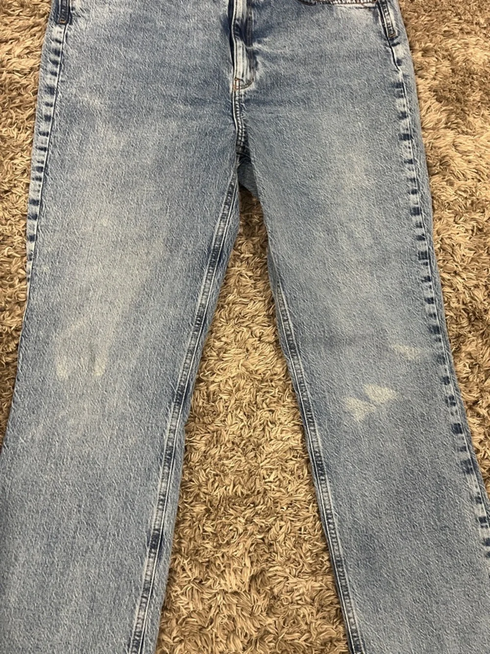 Zara Light Wash Flare Jeans in Faded Blue - Picture 3 of 6